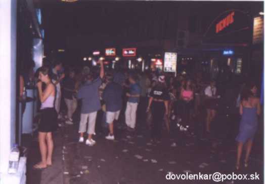 Nočná ulica v Kavose