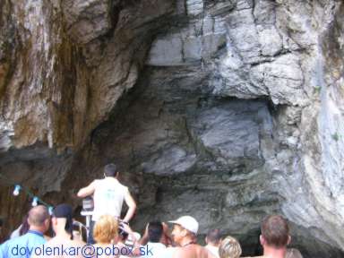 Jaskyňa do ktorej loď vpláva