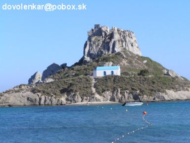 Kostolík na ostrovčeku oproti pláži v Kefalose